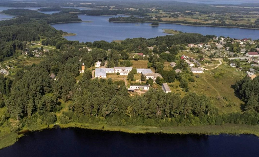 VirtualBrest's tweet image. Рядом с Браславскими озерами по цене квартиры продают бывшую психбольницу. Место — шикарное! 

virtualbrest.ru/news129096.php

Интересный лот попал на торги «БУТБ-имущество». Тут выставили на аукцион комплекс зданий бывшей Слободской психиатрической больницы. 
#brest_by