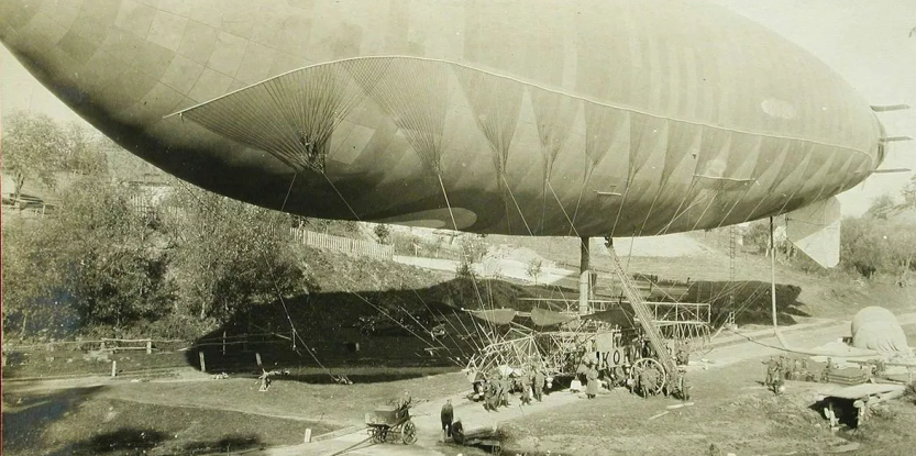 VirtualBrest's tweet image. Дирижабли, воздушные шары, аэропланы можно было увидеть в небе над Брест-Литовском 

virtualbrest.ru/news129097.php

В конце XIX – начале XX века дирижаблестроение и воздухоплавание охватило весь мир, в том числе и Российскую империю. Дирижабли, воздушные шары, аэропланы можн 
#brest_by