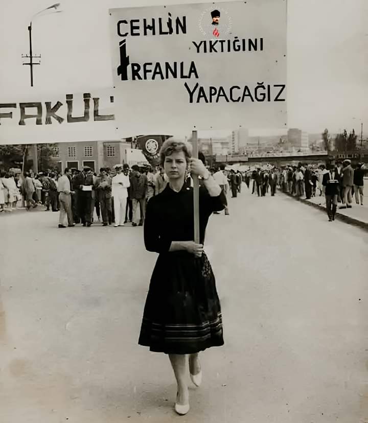 "alnımızda bilgilerden bir çelenk..."

● öğretmen okullarının kuruluş yıldönümü kutlu olsun...

● h. alasya, mustafa necati, dr. reşit galip, saffet arıkan, hasan ali yücel ve tonguç babamıza saygıyla, sevgiyle ve rahmatle...