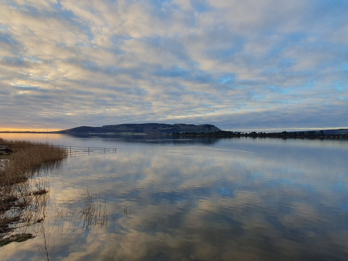 st_taxis's tweet photo. Start your day with serenity 🌅. Ride with St Andrews Taxis to the tranquil Loch Leven, beneath the watchful gaze of the Sleeping Giant, Benarty Hill. #StAndrewsTaxis #LochLeven #PeacefulMoments #Scotland https://t.co/isxg0lvQ13