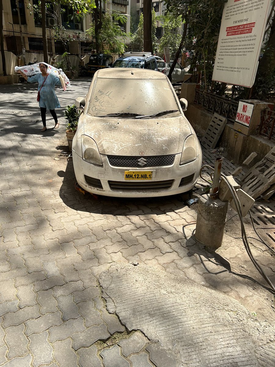 anandkadkol's tweet image. Hi @mybmc @MumbaiPolice this car is abandoned 4 many months, owner missing. Outside Viraaj building, Riddhi Gardens, Off Film city rd, Malad E (Kurar police). This is partly blocking a community garden gate, is shelter 4 rats, strays @MMVD_RTO #healthhazard #khataara @PritiSatam