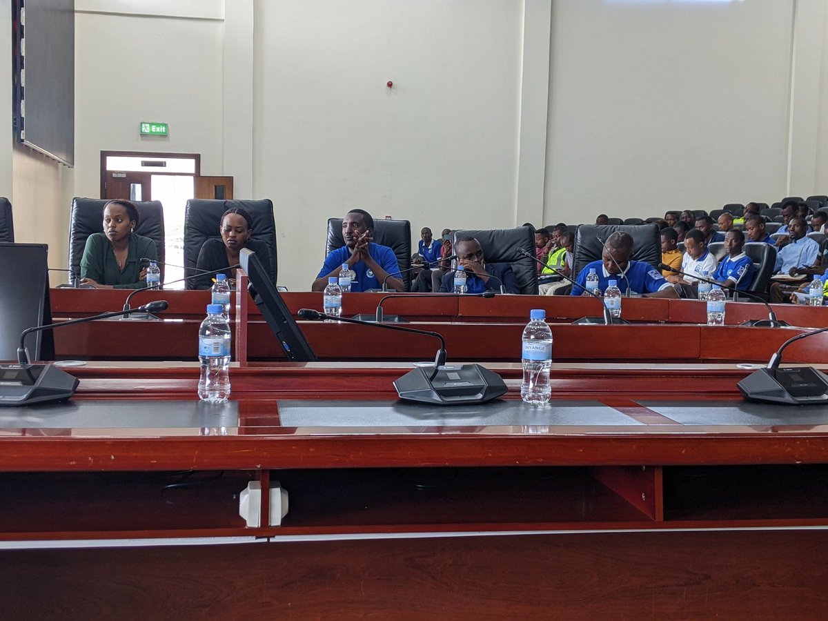 🚨  BIRIKUBA🚨
Muri aka kanya muri salle y'Akarere ka <a href="/Gasabo_District/">Gasabo District</a>  Hon. Minister wa <a href="/RwandaLocalGov/">Ministry of Local Government | Rwanda</a> ari gutangiza ku mugaragaro  amahugurwa y'umunsi umwe ahabwa abahagarariye urubyiruko rw'Abakorerabushake baturutse mu gihugu hose basaga 500. <a href="/Rwandapolice/">Rwanda National Police</a>