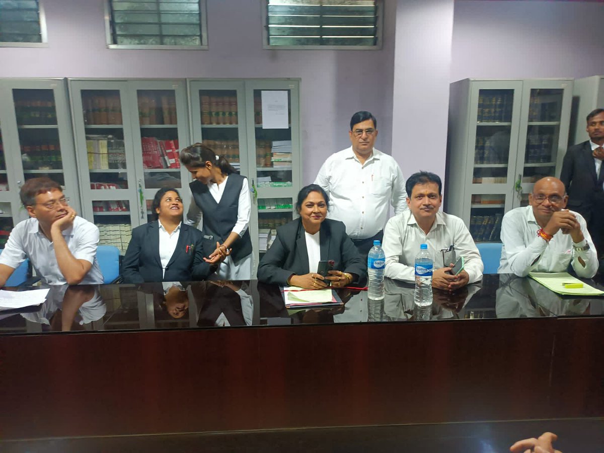 Manishjsr1911's tweet photo. जिला व्यवहार न्यायलय जमशेदपुर चुनाव में #सह_सचिव पद के लिए नामांकन फार्म जमा करते हुए मेरी धर्मपत्नी @AdvVinitaSRBS
जीत की शुभकामनाएं अपेक्षित।।
#जय_श्री_राम‌‌ 
#रण_में_भगवाधारी https://t.co/sZwE4v6HKn