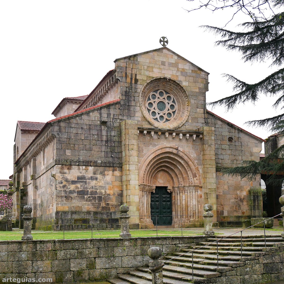 El monasterio portugués de Paço de Sousa tiene dimensiones muy monumentales, especialmente su fachada occidental, que como veis es de gran belleza #Portugal #Oporto #romanico #viajes #arte #arquitectura #rural #monumentos #viajes #turismo