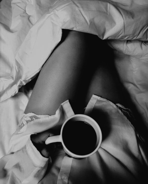 'Buongiorno a chi si sveglia con negli occhi la bellezza del mondo intorno a sé,anche se tutto va male..e nell anima il profumo dell'amore per la vita...' 🖤
#DesiderioDiCoseLeggere #SalaLettura 
#BuongiornoATutti