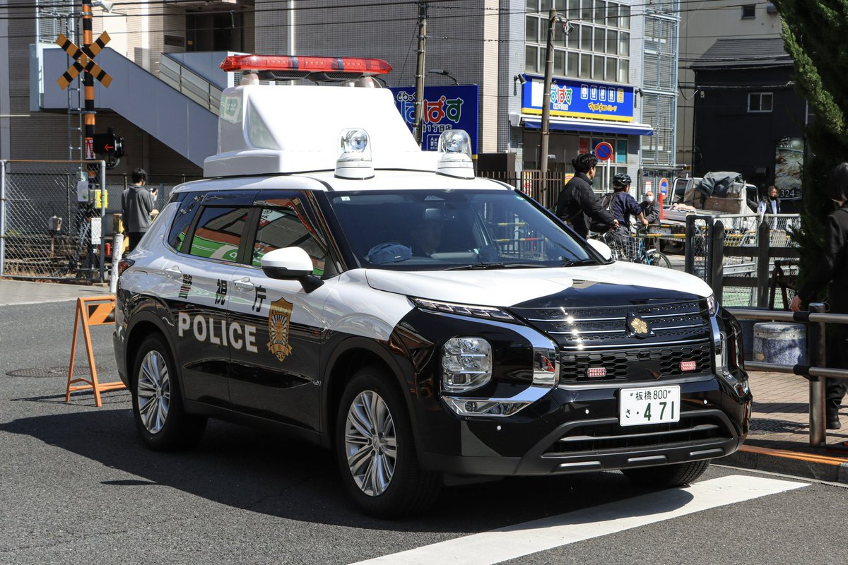 mpd_1523's tweet photo. 三菱 アウトランダーPHEV 誘導標識車
配備後数日で交通規制のため稼働。
まだ緊車登録されてないようで、緊走は× https://t.co/Kn2TBW7Cyf