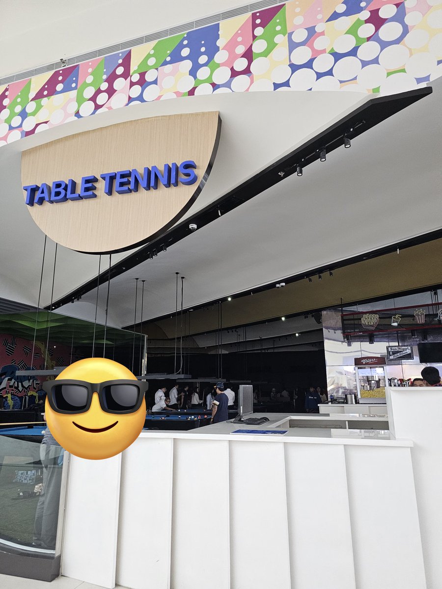 elleyxxi's tweet image. yung brown-out sa #SMMOA