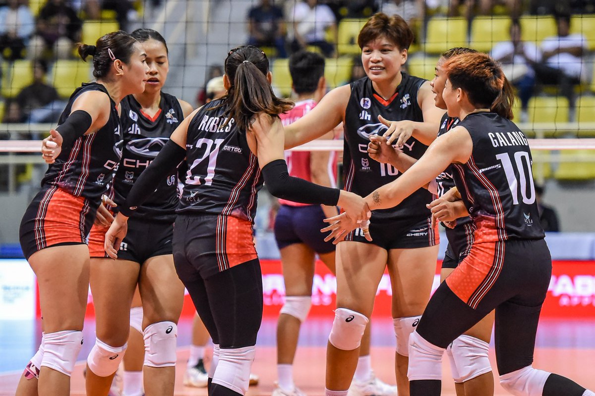 JUST IN: Chery Tiggo ends Creamline Cool Smashers' winning streak as the Crossovers dominate in straight sets against the defending champions: 25-18, 26-24, 25-23. 🇵🇭🏐 #PVL2024 
📸 @PVLph