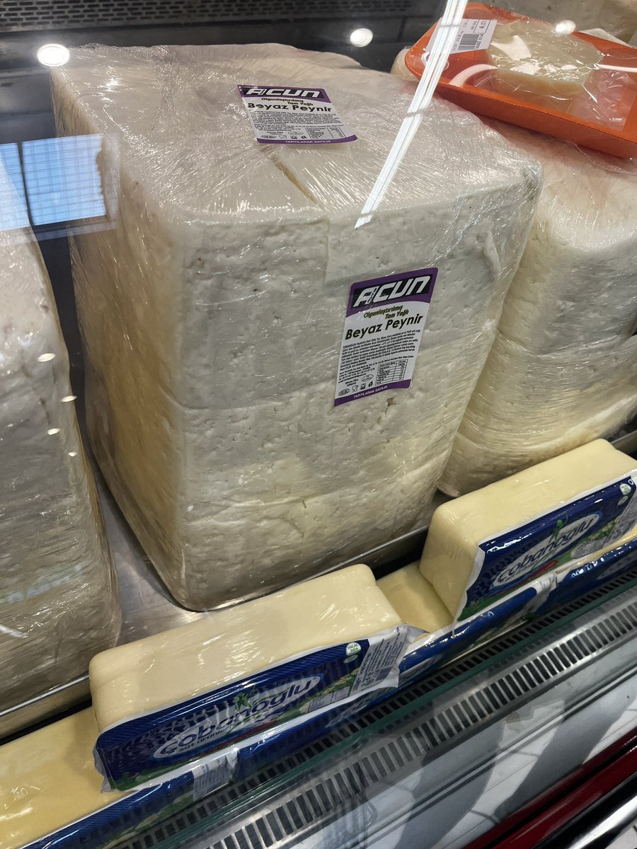 Ablam dominik usulü tam yağlı peynir. Süt yapan inekleri yarıştırıyoruz. Daha sağlıklı oluyor.