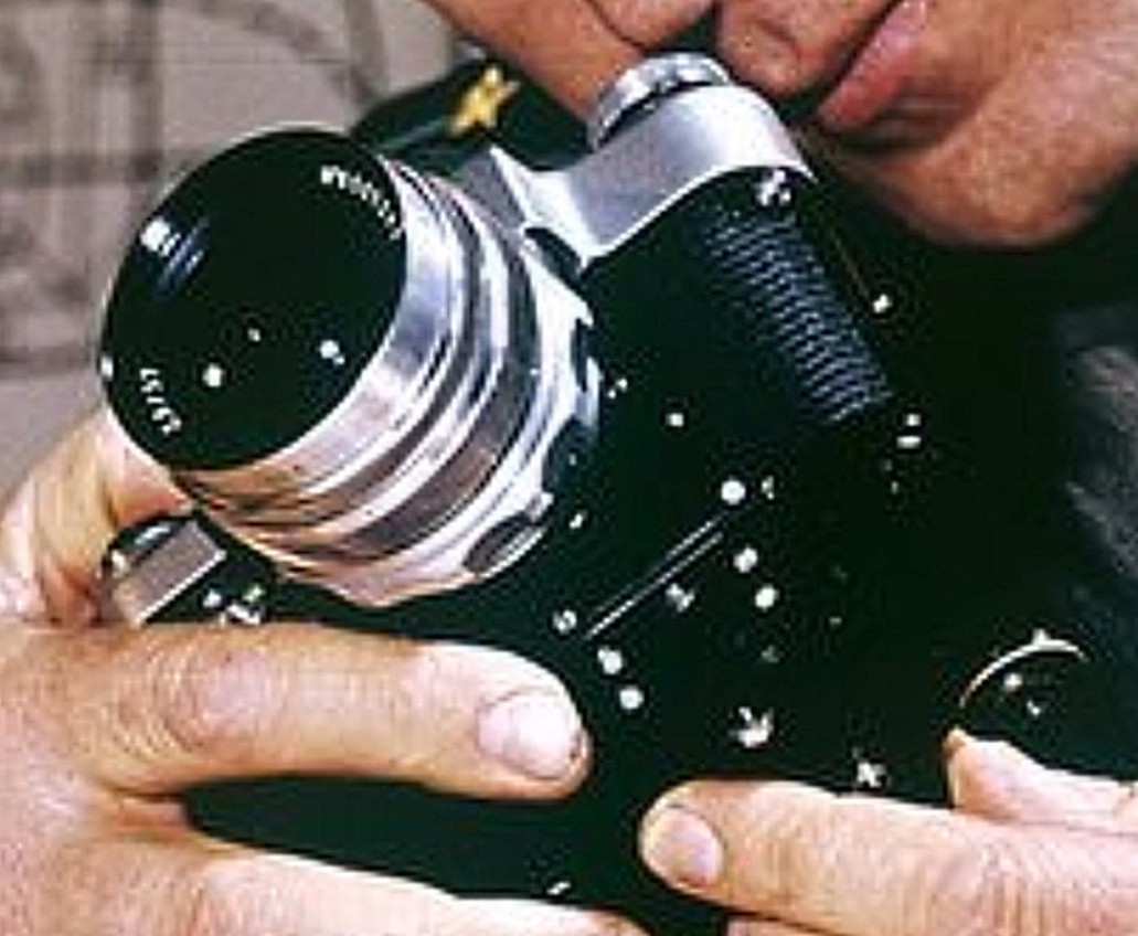 retina3c_qnc's tweet photo. 旧ソ連空軍中佐の宇宙飛行士
カメラは当時のソ連最新型一眼レフ"Зенит 3м"ゼニット3M だろうか。
裏蓋を交換した長尺用か特殊フィルムパックを付けた宇宙空間作業の特別仕様にも見える。
#フィルムカメラ #SovietCamera
#Зенит3м #Zenit3M https://t.co/xNltRGkUfg