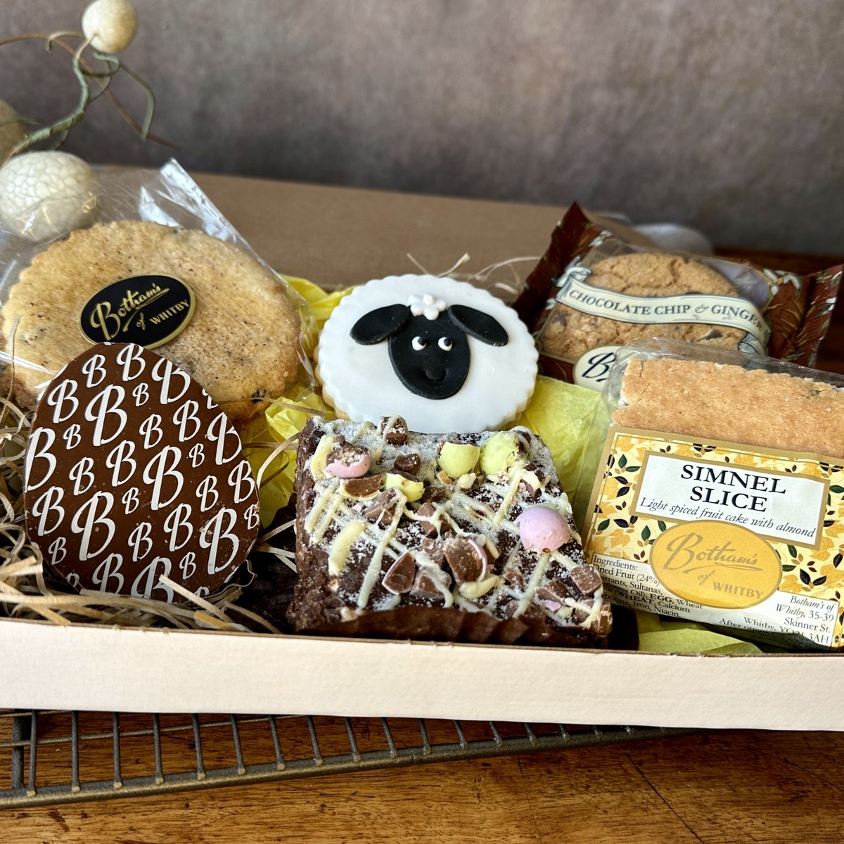 BothamsofWhitby's tweet photo. Take a look at two delightful #Easter gifts by post:
🐣 Springtime Letterbox! | Price £16.50
🍫 Sweet Like Chocolate Gift Box | Price £25.50
Shop Now > https://t.co/fKlrLOfj0P
#easterwithbothams #easterbakes #springtime #chocolate #simnel #sheep https://t.co/L65LW8GAM5