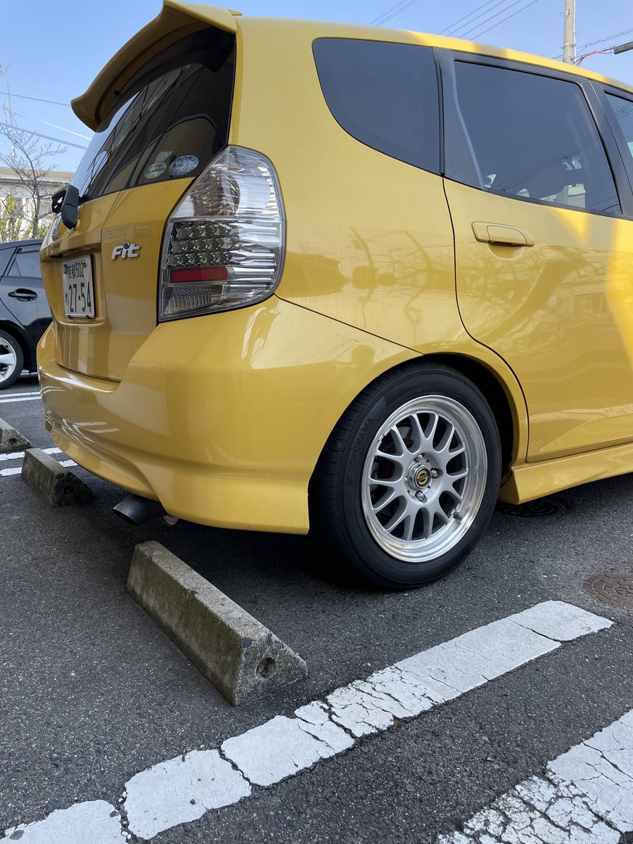 new wheel
Racing SPARCO NS-3
15inch 6.5J +35

結構似合ってるやんかフィット君！