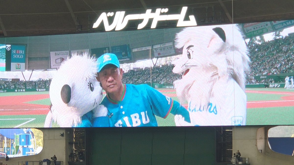 nerimamo's tweet photo. 最後に全てを持って行くマスコット仲良し辻さんwww
#辻発彦 https://t.co/rxQ35vjqQ4