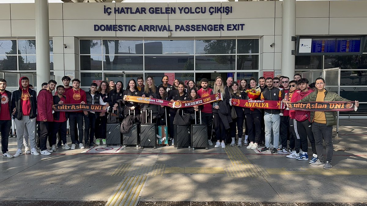 uAAKDENIZUNI's tweet photo. ANTALYA SANA DEPLASMAN DEĞİL ! 

Antalya’da Kadın Voleybol Takımımızı karşıladık ! 

#ultrAslanUNI
#uAUNIAKDENİZ
#AkdenizBölge https://t.co/7xnSWCo9xv