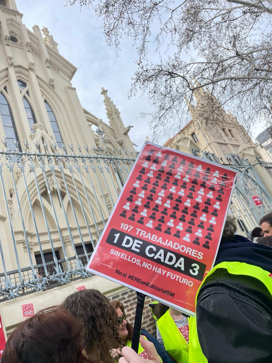 EREenSM's tweet photo. Gracias a los más de 200 trabajadores y trabajadoras que ayer protestaron en Madrid contra el #EREenEditorialSM. 👏👏👏

¡Toda una demostración de dignidad y solidaridad! ❤️

Sin trabajadores, no hay @SM_Espana https://t.co/sXczRQEW9Z