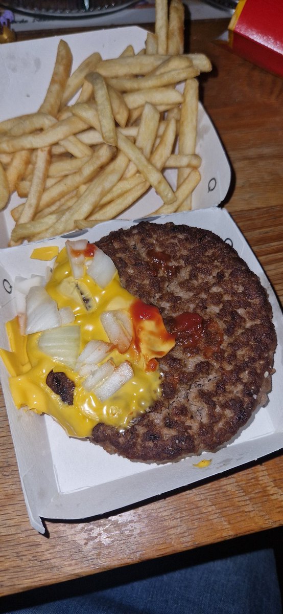 mitchifer1977's tweet photo. @McDonaldsUK ah yes, that classic QP with cheese experience 🤦🏻‍♀️ https://t.co/SBsxpqrtkO