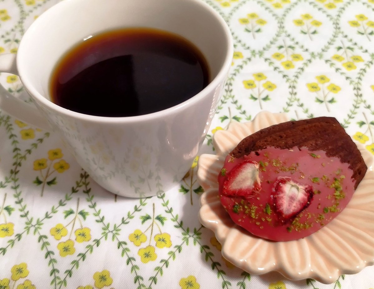 petit2_m's tweet photo. 今日のおやつ☕
マドレーヌ苺ショコラ🍓
久しぶりに娘の淹れてくれた珈琲マンデリン☕
美味しかった😋
#マドレーヌ苺ショコラ
#LECIELBLEU https://t.co/fNny427nSQ