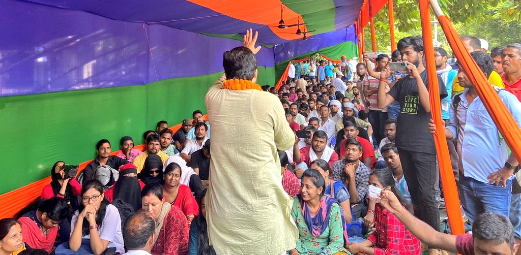 AnupamConnects's tweet photo. बिहार सरकार शिक्षक भर्ती परीक्षा ढंग से करवा नही पा रही!

हमारी मांग है कि पेपर लीक की निष्पक्ष जाँच करके अपराधियों को जेल में डाला जाए ताकि यह माफिया ध्वस्त हो सके।

परीक्षा जल्द से जल्द दुबारा आयोजित करके रिक्त पदों पर नियुक्ति हो वरना आंदोलन होगा।

#PaperLeak #BPSC_TRE_REEXAM https://t.co/tj4vj94oUy