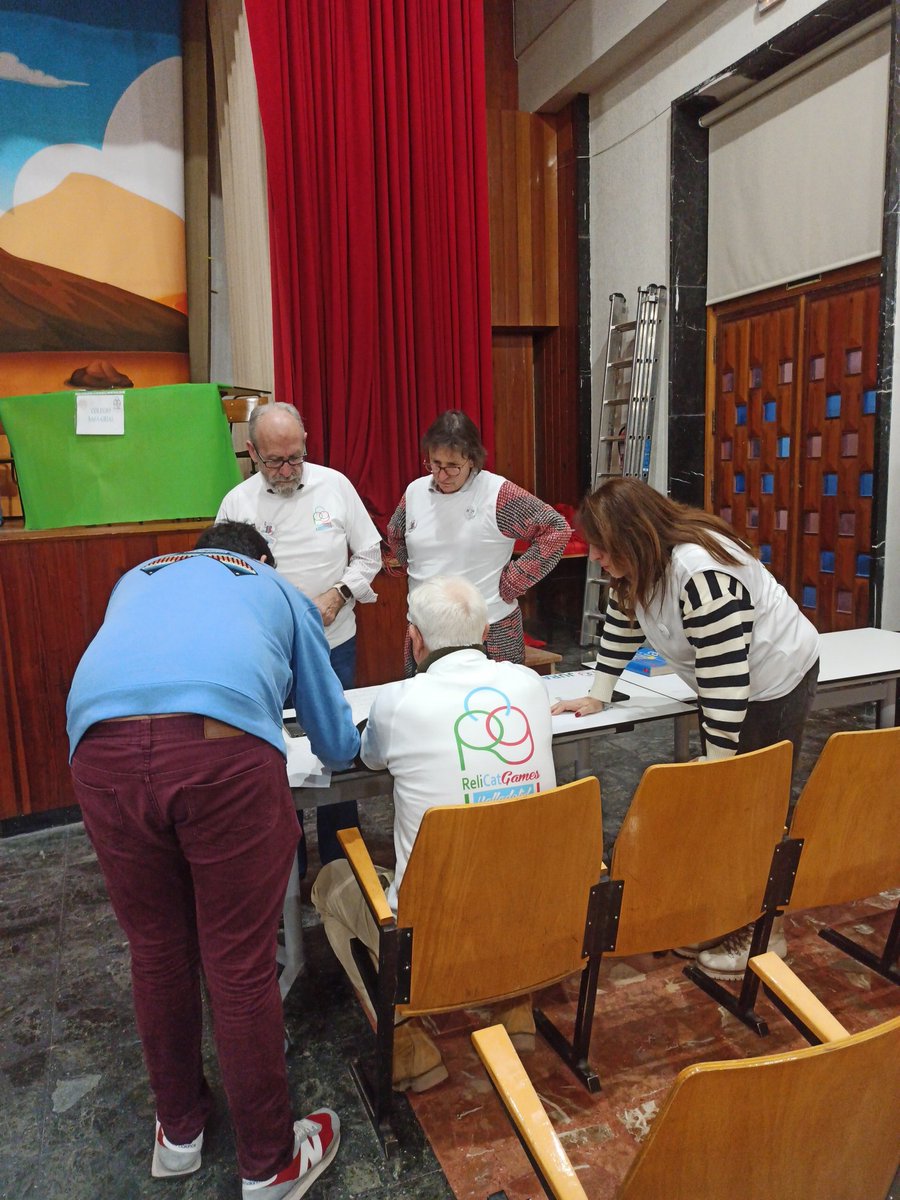 El equipo de voluntarios trabajando en los últimos retoques!!! #ReliCatVa24