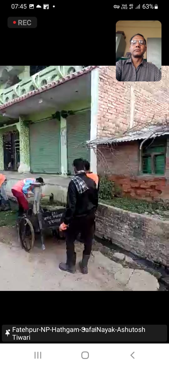 HathrasN's tweet photo. Nagar palika parishad Hathras dwara nalon ko saaf safai ka kary hota hua... https://t.co/vN64IdJpCM