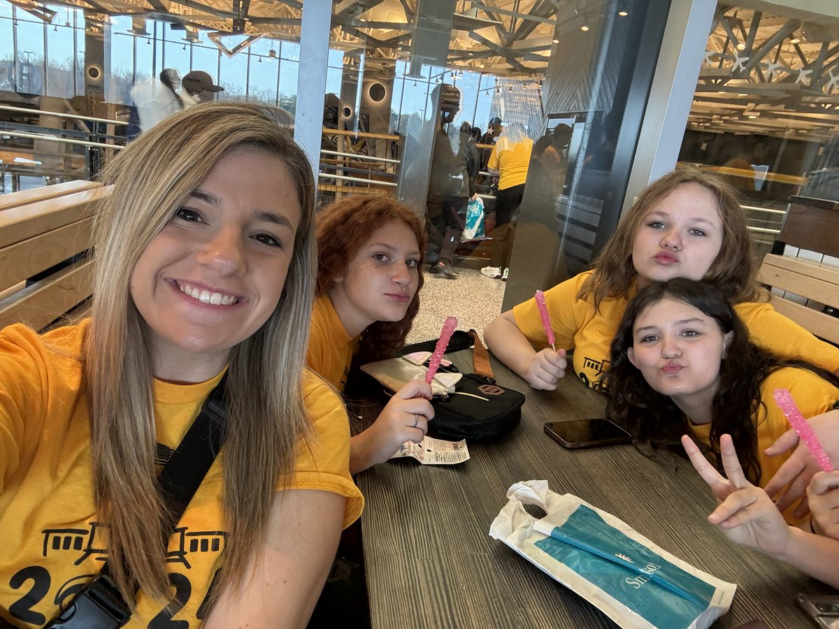 MissKilgore_'s tweet photo. A fun few days in DC with some pretty awesome 8th graders!💛🦫🇺🇸 https://t.co/0PkL4cpsdi