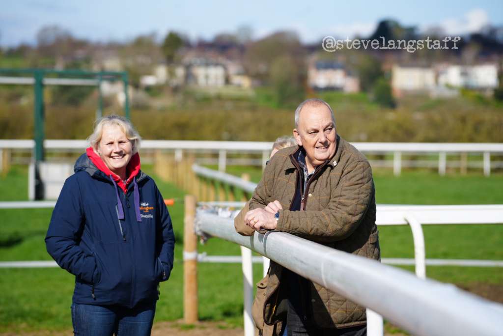 Nice morning photographing the horses for the Nick Bradley Racing open day at Julie Camacho Racing with the owners watching Obelix having a run out @NBradleyRacing @JCamachoRacing