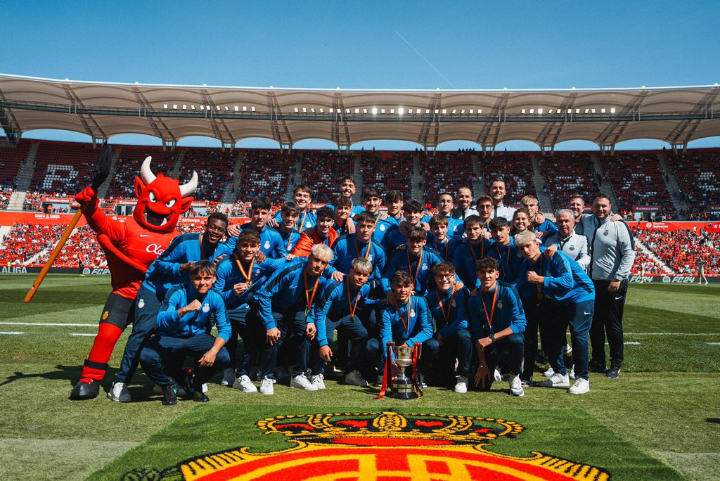 RCD_Mallorca's tweet photo. Un homenatge més que especial. 

@RCDMallorcaBase ❤️🖤🏆 https://t.co/cUhq6cURhm