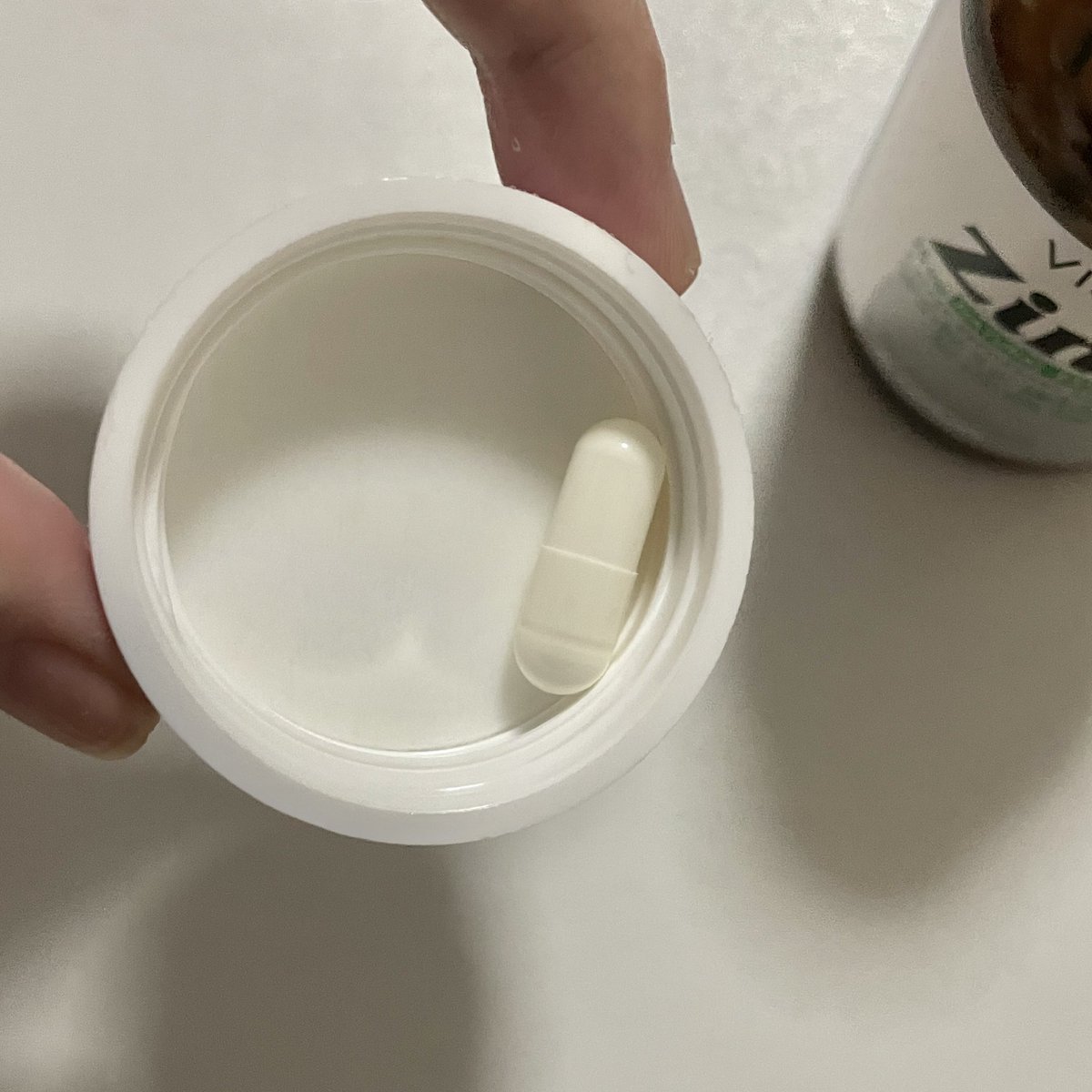 ช่วงนี้กิน zinc อยากมาแนะนำมาก เพราะกินตัวเดียวแต่ช่วยหลายอย่างเลย ( ลดหวัด ลดสิว บำรุงผม ปรับสมดุลฮอร์โมนด้วย ) สั่งมาจาก Konvy นี่กินไปยังไม่หมดกระปุกเลยรู้สึกหน้าดูใสขึ้น แผลกับสิวหายเร็วกว่าปกติจริง อยากให้ลอง ไม่แพงด้วย