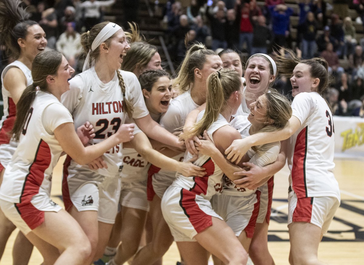 Photo from an exciting weekend at the @NYSPHSAA girls #basketball championships in Troy, N.Y. @lohud @DandC lohud.com/picture-galler…