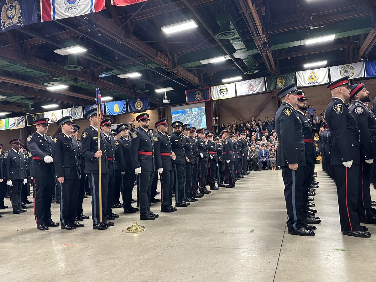 Congratulations to all the newest police constables who graduated from Ontario Police College. Thank you for your commitment and dedication to completing Basic Constable training and for choosing a life of service. It was a great honour to have our @chiefmacsween be keynote!