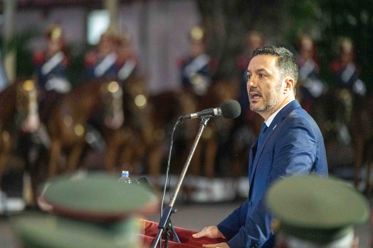 Ejercito_Arg's tweet photo. #BuenosAires El Ministro de Defensa, Dr. Luis Petri, acompañado por el jefe del Ejército, general de brigada Carlos Alberto Presti, presidió la ceremonia por un nuevo aniversario del Regimiento de Granaderos a Caballo “General San Martin”. https://t.co/H98VbBOOsi