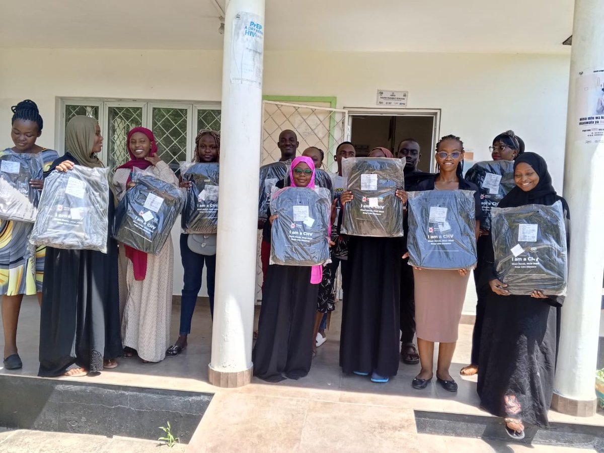 ChicaMentor's tweet photo. Impressive collaboration 🤝.
@ChicaMentor  and @ypluskenya joined forces , in distributing bag packs to adolescents and young people #ayps at Youthzone Mombasa County.@DoHMombasa Empowering AYPs for a healthier future.
@KenyaRedCross
#CommunityImpact #mentorchica #CommunityFirst https://t.co/DkrGH38R0N