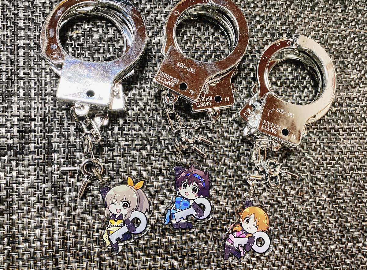 明日!宜しくお願いします!

そういえばなんか急に左下に忍び込ませてる謎の手錠アイテムですが、以前なんとなくボヤいた手錠企画にとりあえず実在性を持たせてみたので、明日試運転がてら実演逮捕されてると思います。
腕にちょっとゴツいリストバンド嵌めてみたい人がいれば是非お声がけ下さい。 