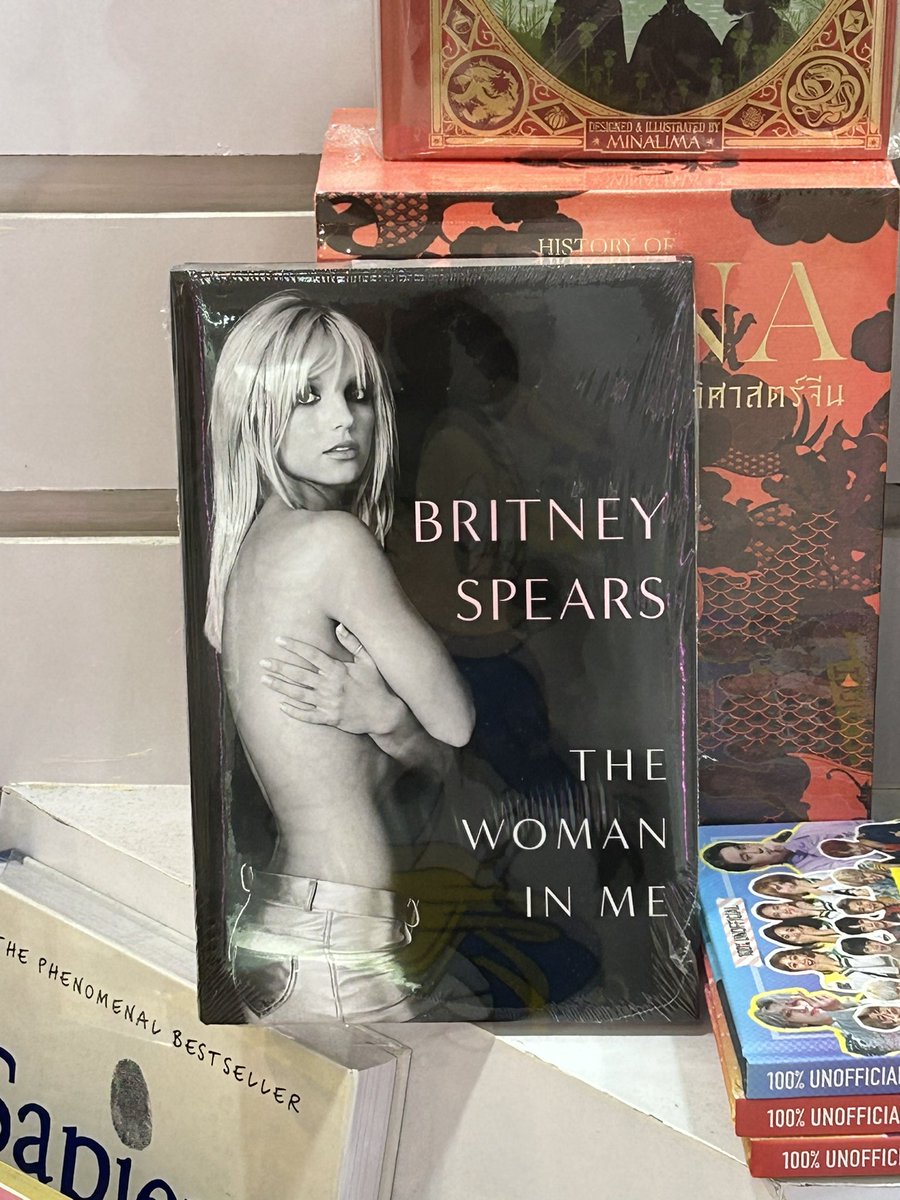britney7685's tweet photo. I took these pictures today in the shopping mall in Thailand 🇹🇭 when I walked to the bookstore. I found Britney’s book 📚 #TheWomanInMe #britneyspears #Asiabook https://t.co/a0a2cOZvHu