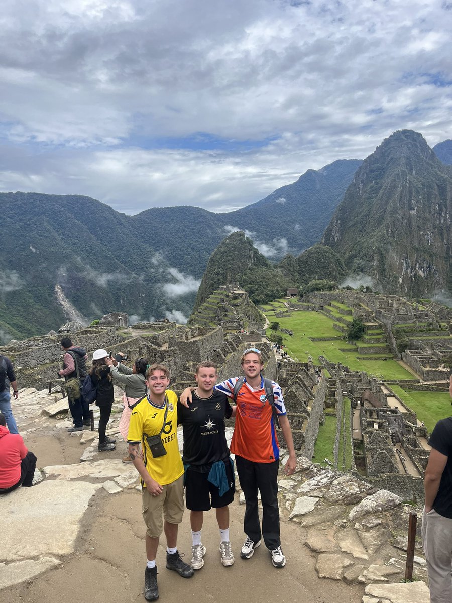 SamForry_'s tweet image. Sam, sam and Cai watching the derby from the top of Machu Picchu #jacksathome @SwansOfficial