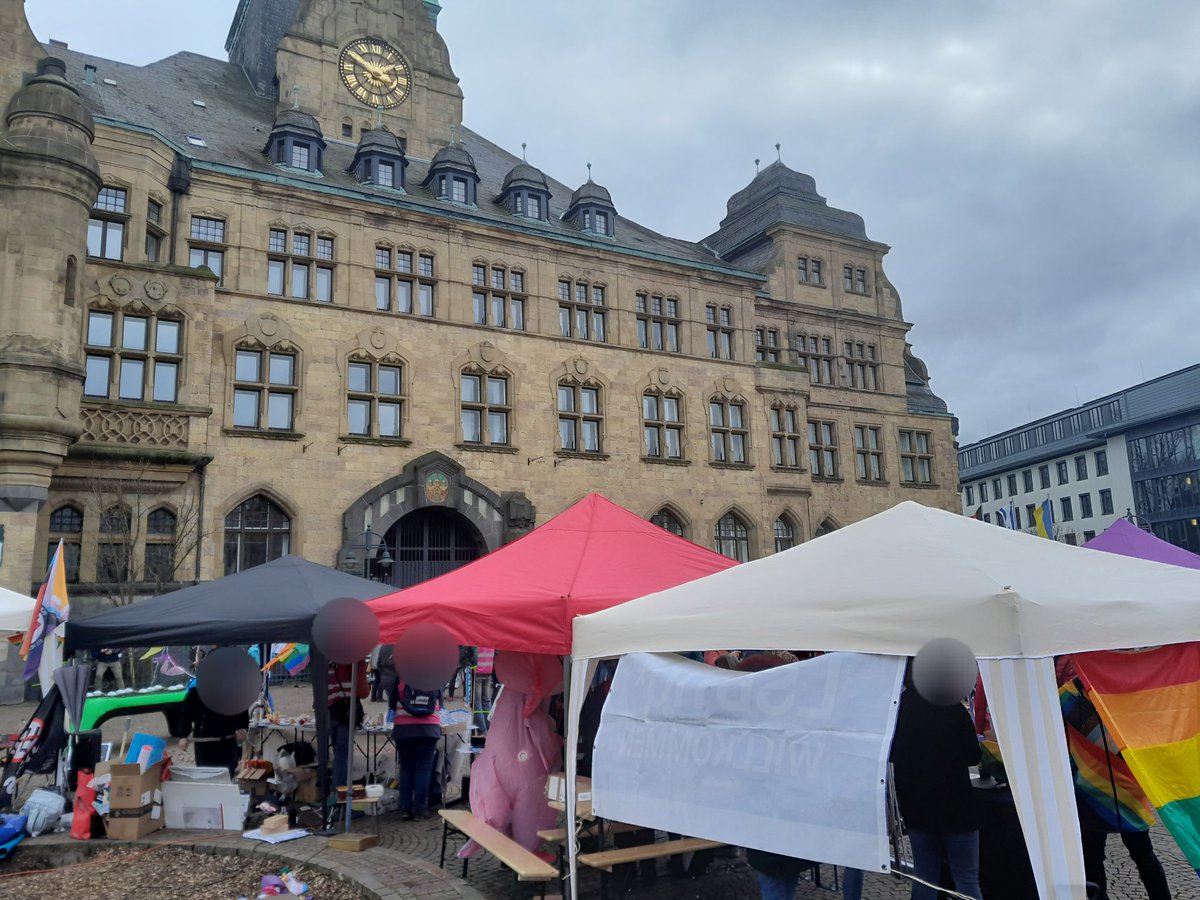 reclaimrosalux1's tweet photo. Aus #Recklinghausen:

"Fest für die Demokratie" vom Bündnis "Es REicht"; Arne Schmitt und Daniel versuchten, von der gegenüberliegenden Schwurbeldemo (im Aufbau) auf die Demo zu kommen - wurden aber verjagt👻 #re1603 https://t.co/0qu7PK2ncL
