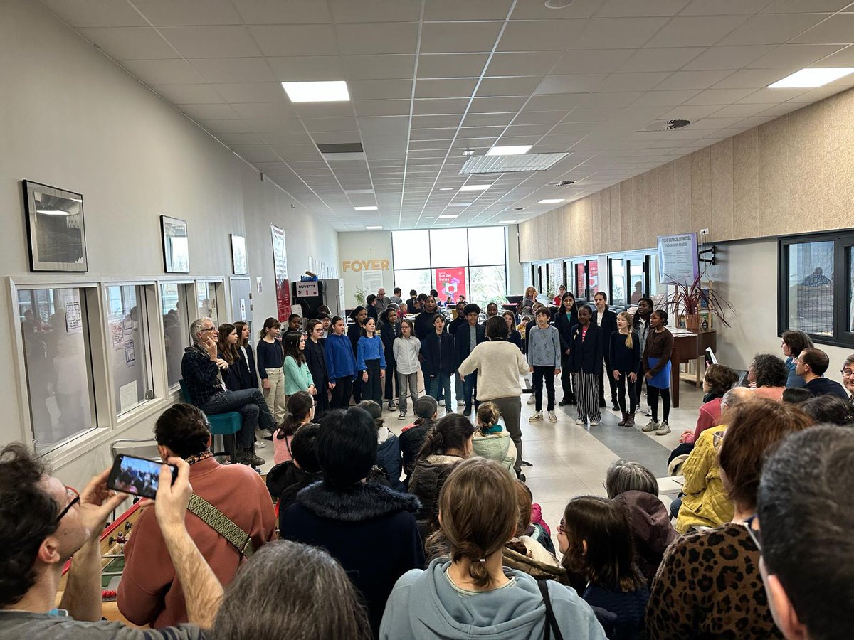 nathalieappere's tweet photo. 16e édition sous le signe de la créativité et du partage pour le festival #RuedesLivres, qui promet des rencontres passionnantes, des ateliers, lectures, spectacles et expositions… pour toute la famille et tous les goûts. Merci aux bénévoles qui font vibrer la culture rennaise ! https://t.co/Rgzju0aB33
