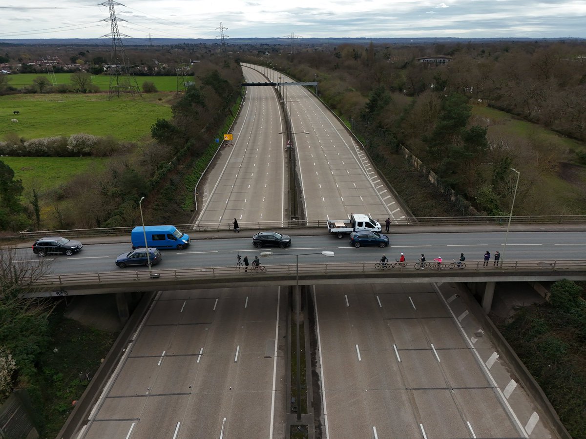 The first closure in its history of the M25 between J10 & 11. Members of public gather on the A245 Paris Road Bridge which passes over the #M25 #Closed @itvmeridian @BBCNews @bbcsoutheast @BBCSouthNews