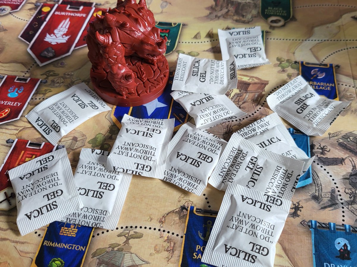 The Runescape board game comes with so many snacks 🤤