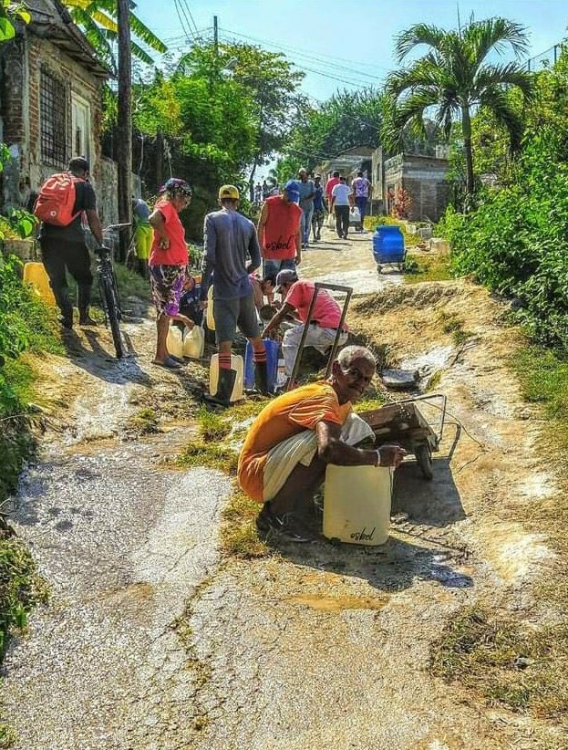 JaviXCubaLibre's tweet photo. Parece algún país de África o Haití, pero en realidad es Manzanillo, Granma en Cuba 🇨🇺 

3 meses sin agua!!🤬🤬

El comunismo no funciona y no funcionará 👌 https://t.co/VSwRI0vOqT