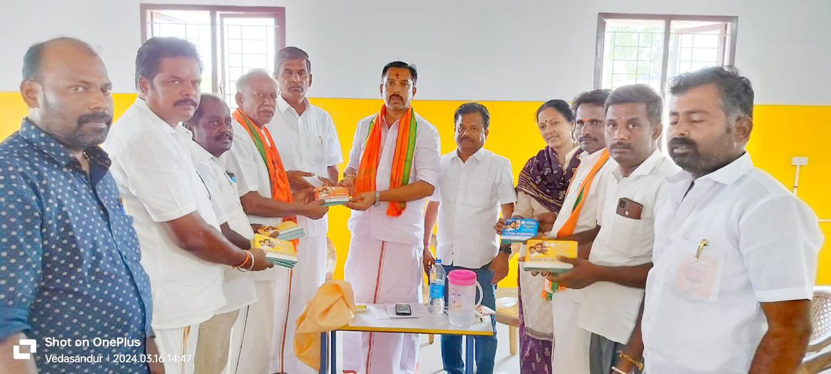 VVSenthilnathan's tweet photo. வருகின்ற 19ஆம் தேதி, சேலம் மாநகரில்,பாரத பிரதமர், மோடிஜி  அவர்கள் கலந்து கொள்ளும் மாபெரும் பொதுக்கூட்டம் நடைபெற இருக்கிறது. 

அதற்கான ஏற்பாடுகள் குறித்து வேடசந்தூர், மணப்பாறை, விராலிமலை சட்டமன்ற தொகுதிகளுக்கு நேரில் சென்று மையக்குழு உறுப்பினர்களின் ஆலோசனை கூட்டத்தில் கலந்து கொண்டேன்.

இக்கூட்டத்தில் திருச்சி புறநகர் மாவட்ட தலைவர் அஞ்சா நெஞ்சன் அவர்கள், புதுக்கோட்டை மேற்கு மாவட்ட தலைவர் விஜயகுமார் அவர்கள் மற்றும் கோட்ட பொறுப்பாளர் பாலன்,  பாராளுமன்ற இணை அமைப்பாளர் ராஜ்குமார் மற்றும் மண்டல் தலைவர்கள், மாவட்ட நிர்வாகிகள் ஆகியோர் கலந்து கொண்டனர்.

@annamalai_k @KPRamalingamMP