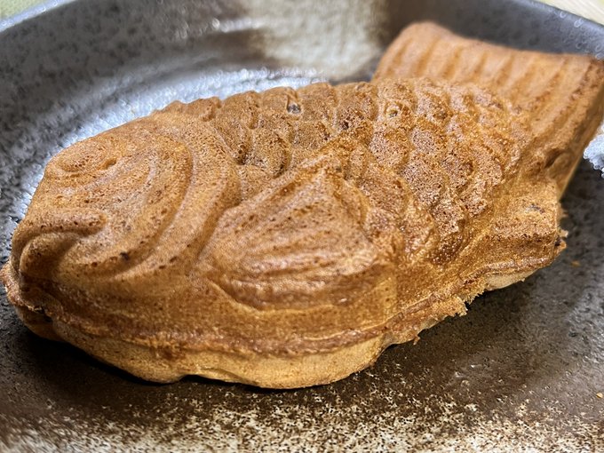餡の水っぽさは好み分かれそうだけど、皮の薄さパリ具合、餡の甘さ後味どれも好みで美味しい。 