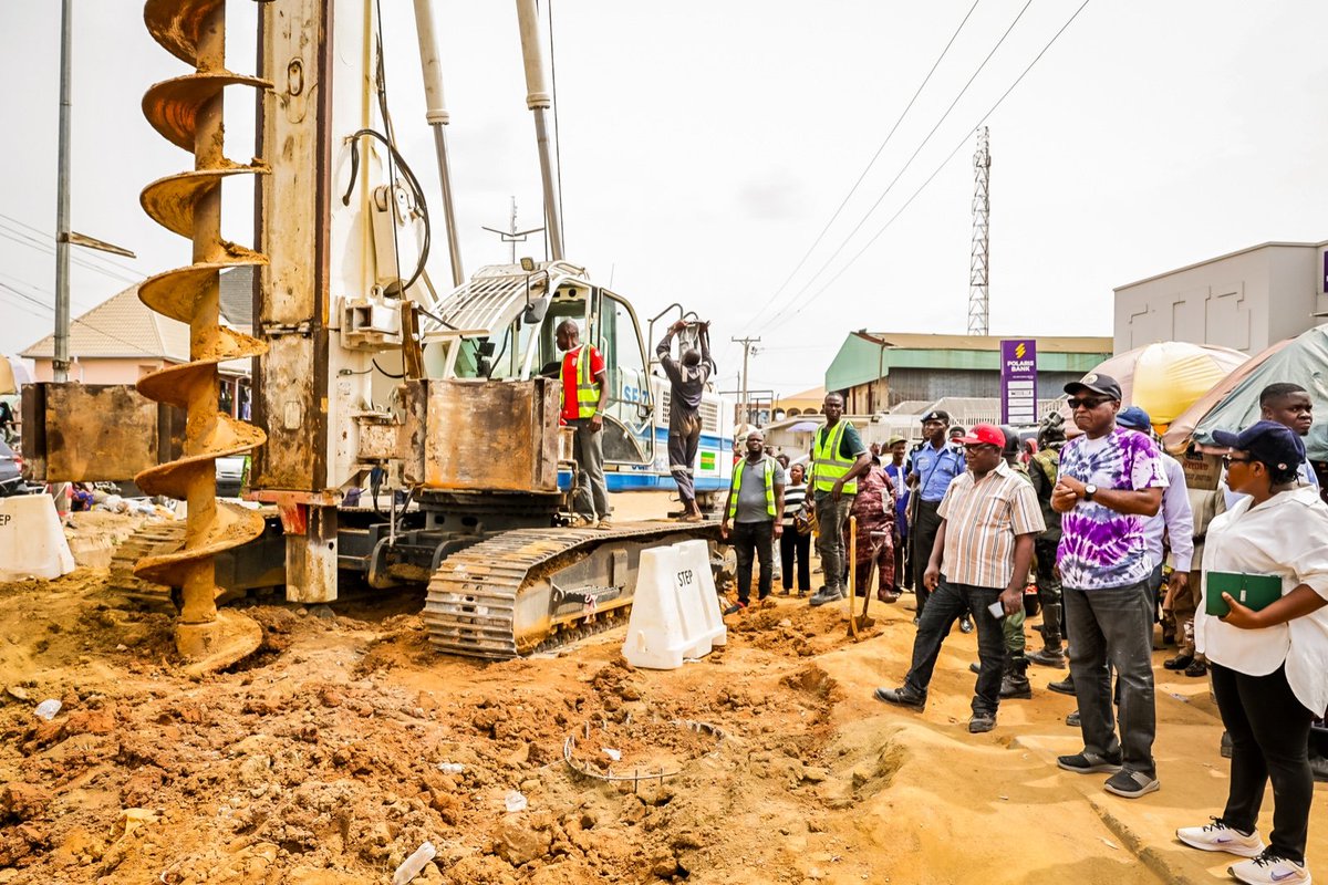 Tykun_Grey's tweet photo. Governor Biodun Oyebanji, in his colourful adire T-shirt produced in ekiti hub, Ado Ekiti made rounds of road inspections whilst also interacting and bonding with the people.

#BAO #BAOisWorking
Cc: @ekitistategov https://t.co/0D8ALLEZln