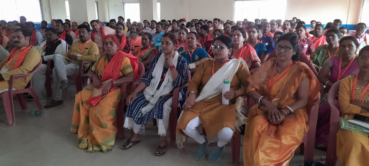 16 मार्च, 2024,देवघर: विश्व हिंदू परिषद झारखंड प्रांत कार्यसमिति की तीन दिवसीय बैठक के उद्घाटन सत्र में मंचासीन  अधिकारियों के द्वारा दीप प्रज्ज्वलित एवं भगवान श्रीराम के चित्र में पुष्प अर्पण के साथ-साथ वैदिक मंत्रोच्चारण व विजय महामंत्र के साथ शुभारंभ हुआ।