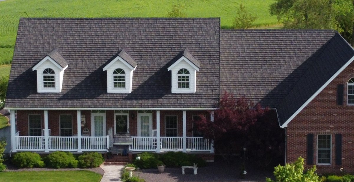 Discover the power of resilience and durability with #UnifiedSteel! 💪 
-
🔗 Find a distributor near you: bit.ly/3x4rmhv. 
#WeatherResistance #Strength 
-
Pictured: Unified Steel | Cottage Shingle, Charcoal
