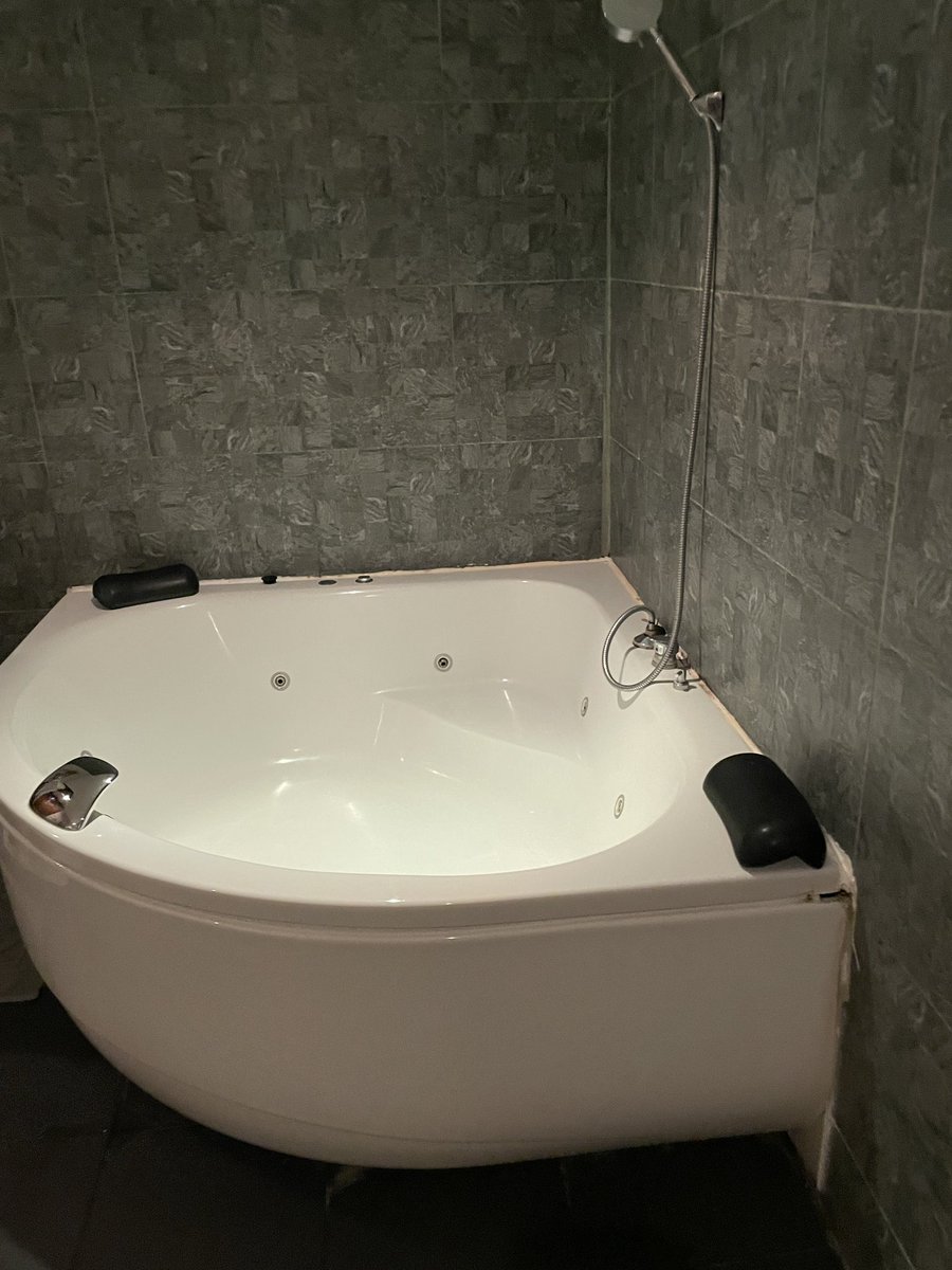 今天帶著女友去日式按摩店，體驗暗黑行程，我們各點了一個技師，安排在同一房間，有一種同房交換的感覺，看著女友被女技師用手弄的高潮連連，連續來了三次。

而我採取後入式的方式進攻技師，讓她的手也同時進攻女友，讓女友體驗四手聯彈的感覺。