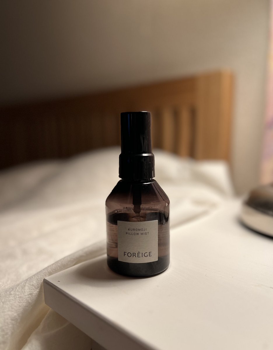 きちんと眠れてますか？
クロモジには鎮静作用があるので
癒やしの呼吸でスーッと眠れます。
FOREIGE ピローミスト。