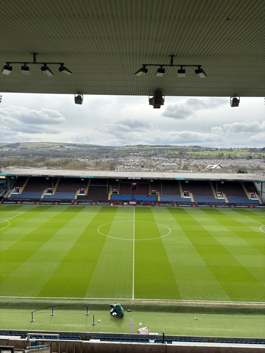 Turf Moor 🏟️ It’s @BurnleyOfficial v @BrentfordFC LIVE on @talkSPORT2 from 2.30pm today 🚨NOT ON UK TV🚨 Me & @mickygray33 on commentary duty alongside @Chris_latchem0