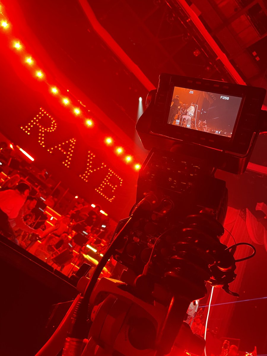 🎥👀My view of the @raye gig at @TheO2 last night… super happy and proud to have worked on this one, delivering camera operating services from the pit to live IMAG screens ➡️📺 Absolutely stunning musician 💃🎤 who I’m embarrassed to say I never heard of before @BRITs 🤩👏🏼