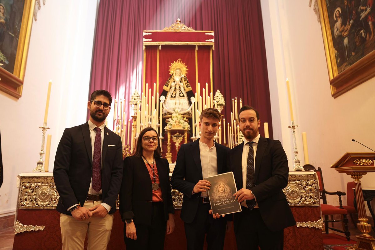 Pedro Bonilla ha hecho entrega de las partituras de la marcha “Azucena de Santo Domingo”, finalista del IV Concurso Internacional de Composición de Marchas Procesionales para la Semana Santa de Málaga "Maestro Perfecto Artola", dedicada a nuestra Sagrada Titular.

#CofradíasMLG